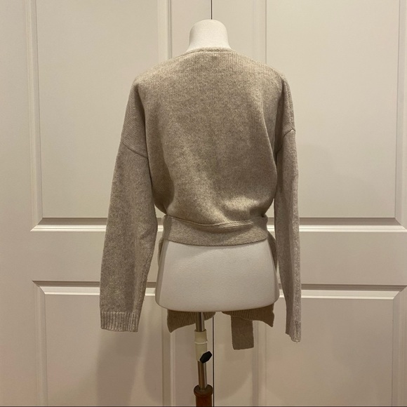 ELIZABETH AND JAMES belted V-neck oatmeal colored sweater - Picture 4 of 8